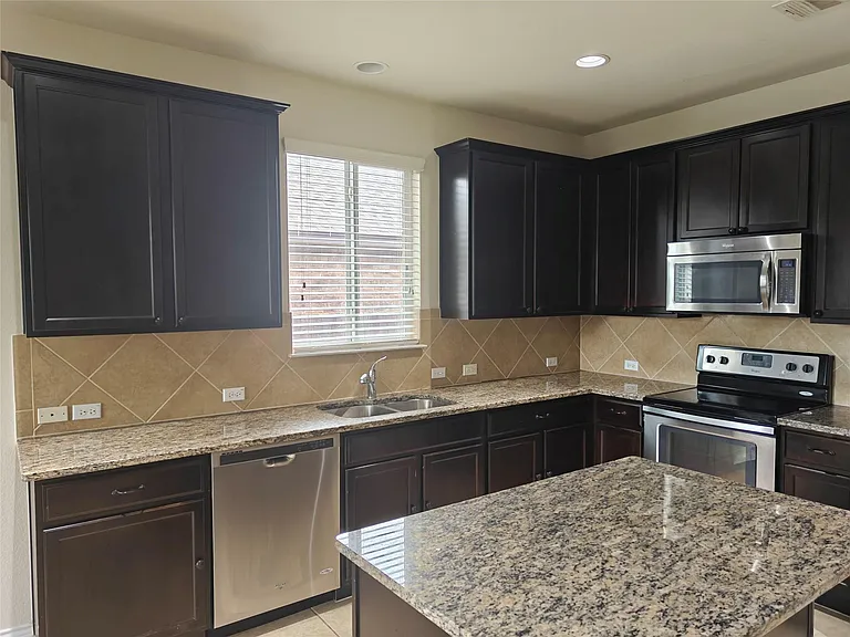 5610 Hopkins Dr — Photo 5