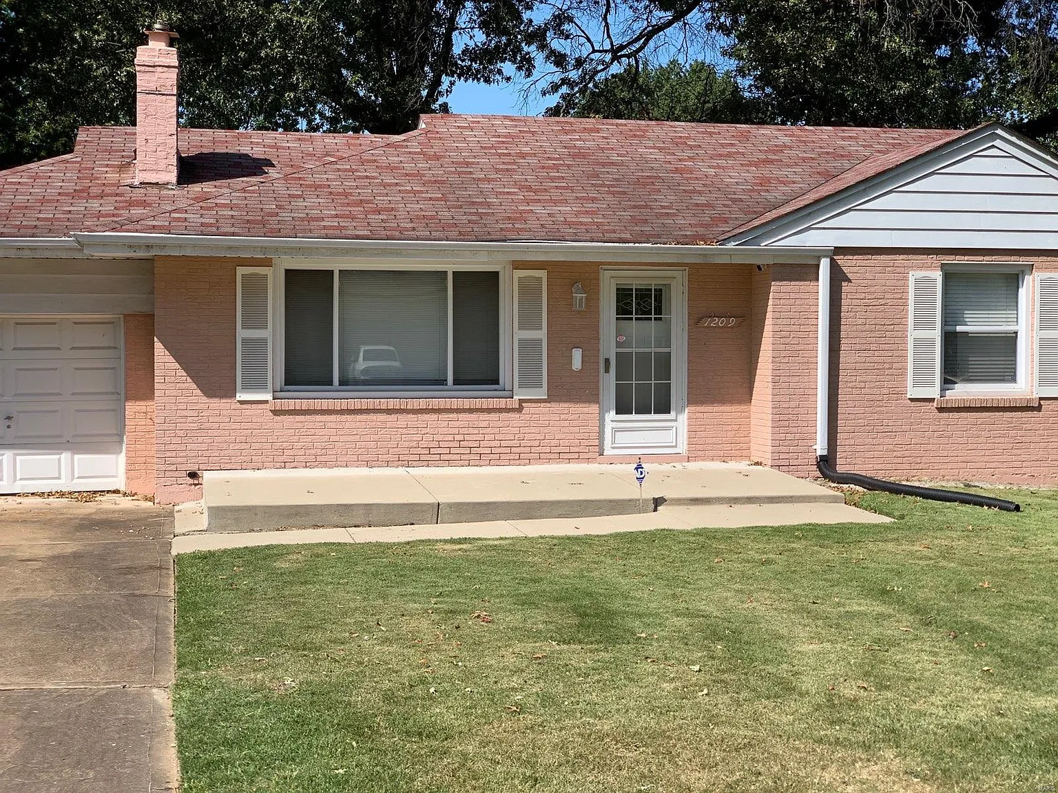 1209 Edgewater Dr photo 1