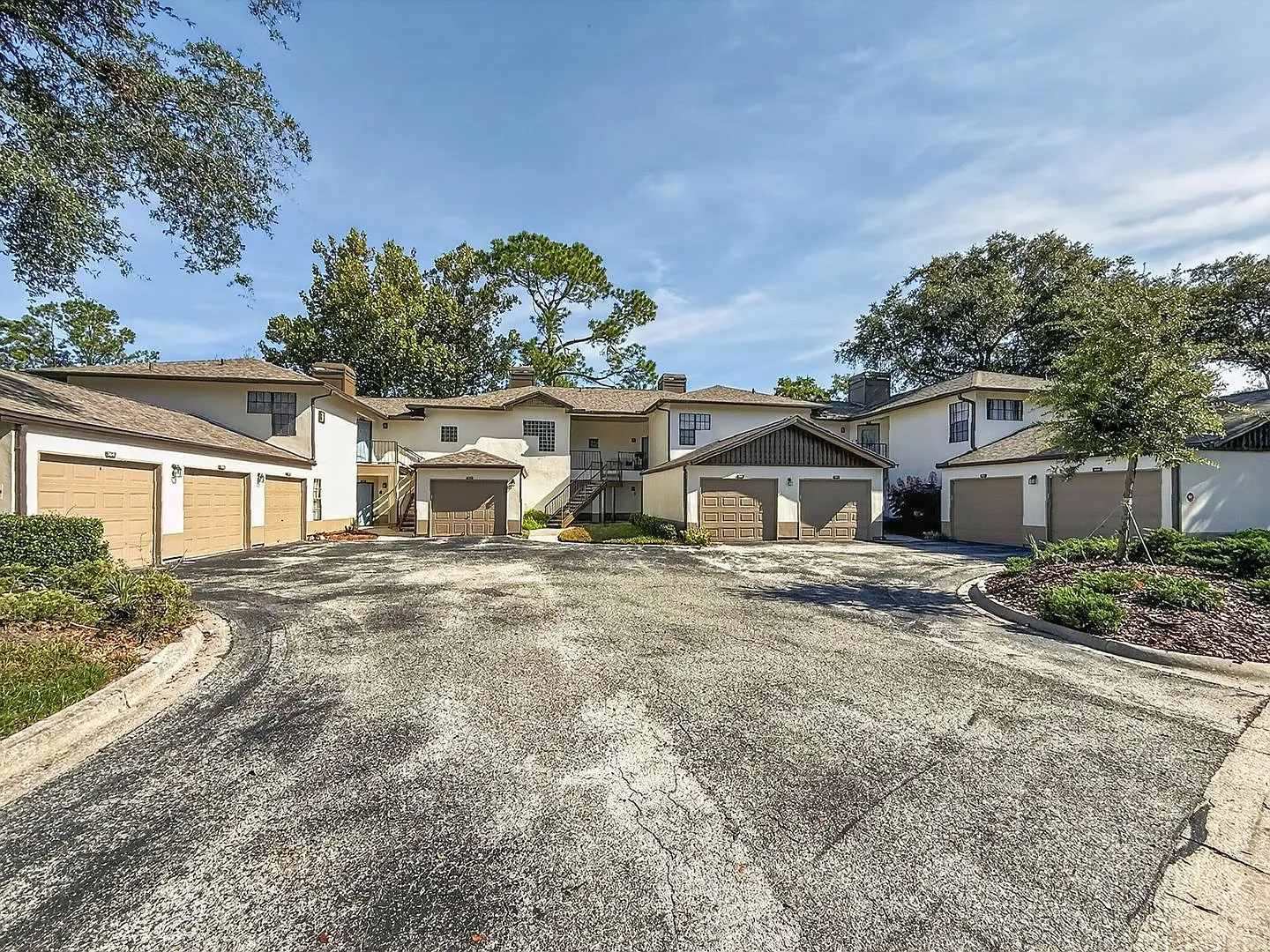 Pet-Friendly 1 Bedroom Condo with Garage & Beautiful Pond View! — Photo 2