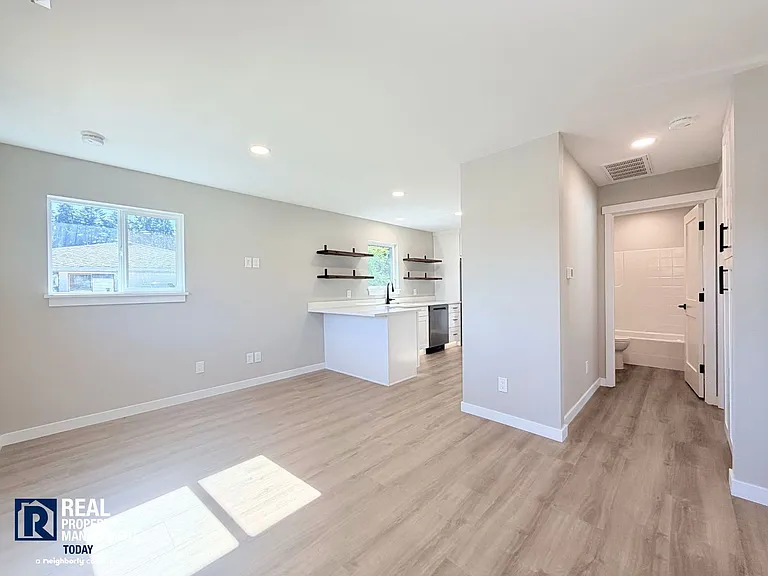 307 Bridge St SE — Photo 4