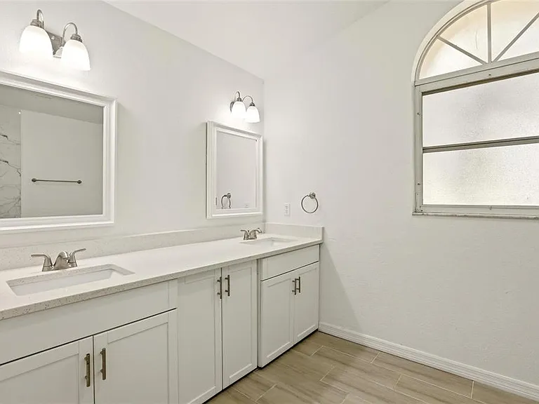 830 Columbia St — Photo 42