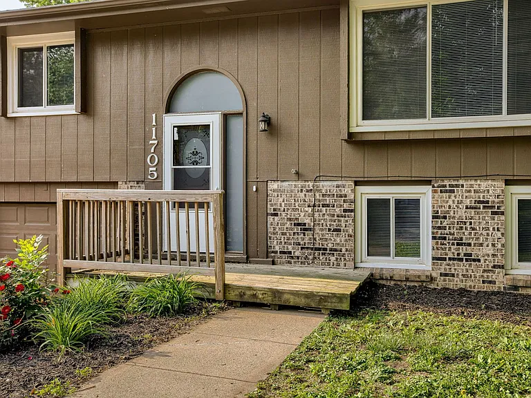 11705 Meredith Ave — Photo 2