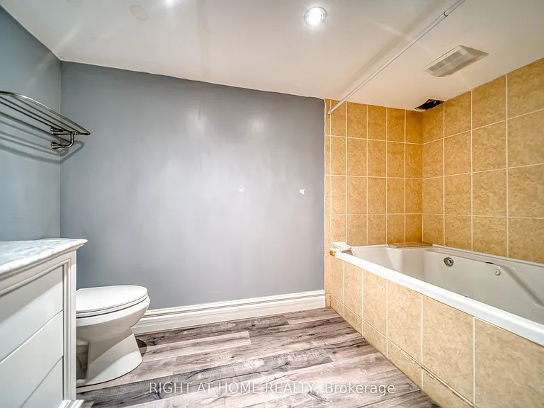 44 Royal Henley Blvd — Photo 36