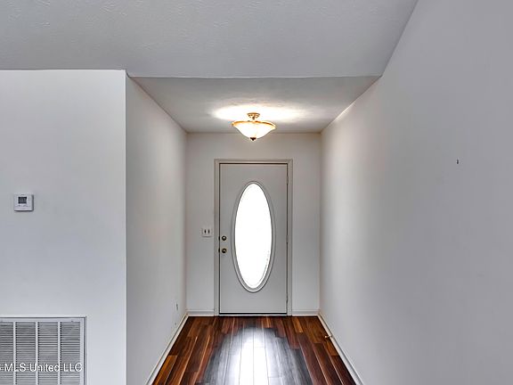5th image of 205 Shadow Lake Dr N