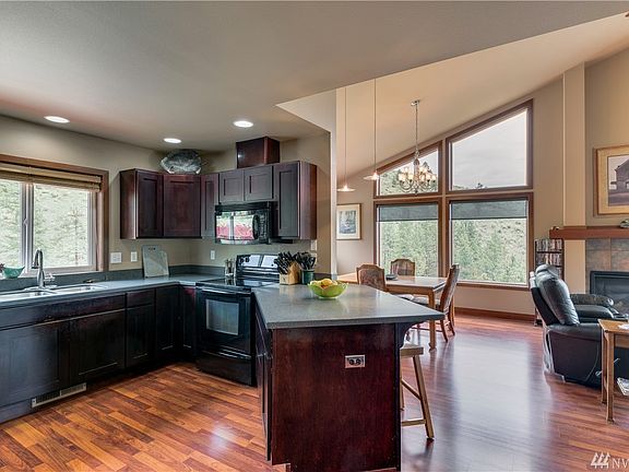 4th image of 530 Yarrow Pl