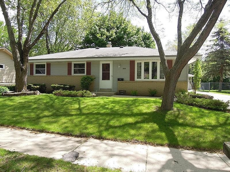 1st image of 223 Carriage Dr