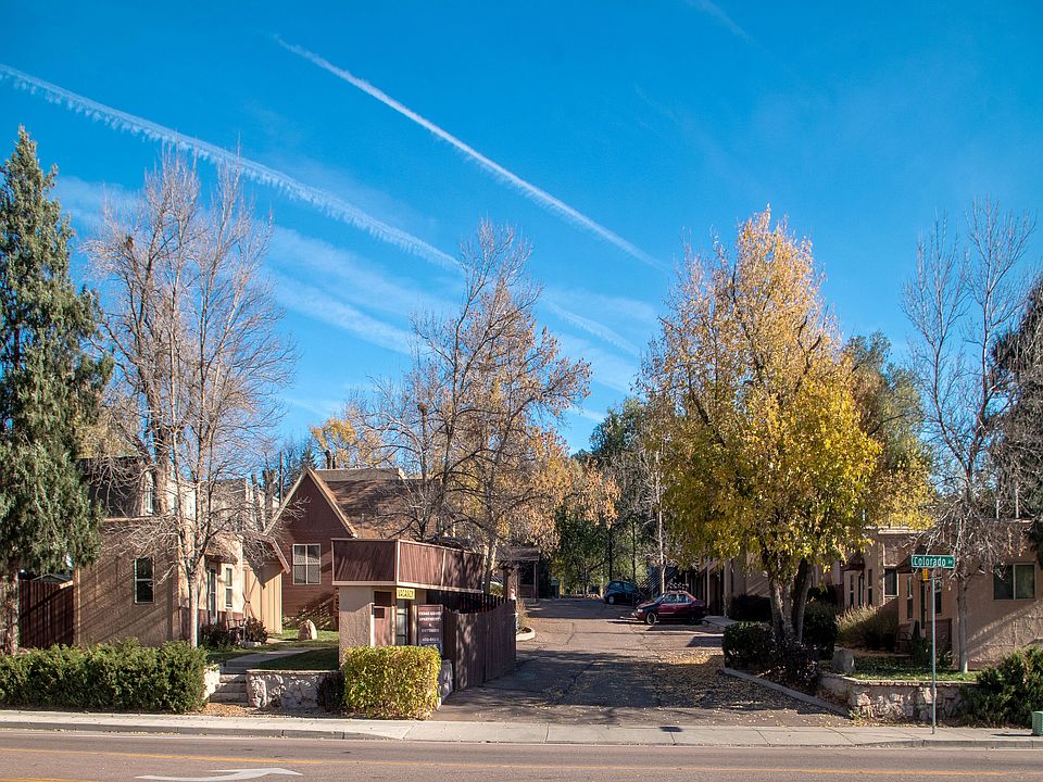 Street View of Apartment Complex