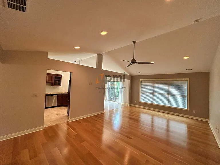 827 Veterans Ln — Photo 3