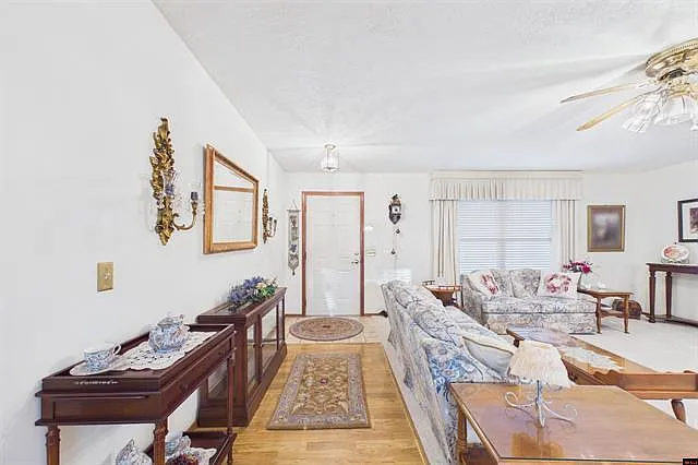 3 bed, 1799 sqft, $1,800 — Photo 2