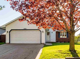 1220 Wheatfield Way, Oshkosh, WI 54904