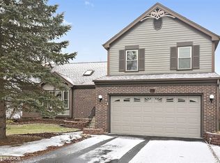 72 Chatham Ct, Fox River Grove, IL 60021