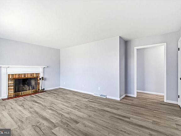 4th image of 200 Rock Willow Ave