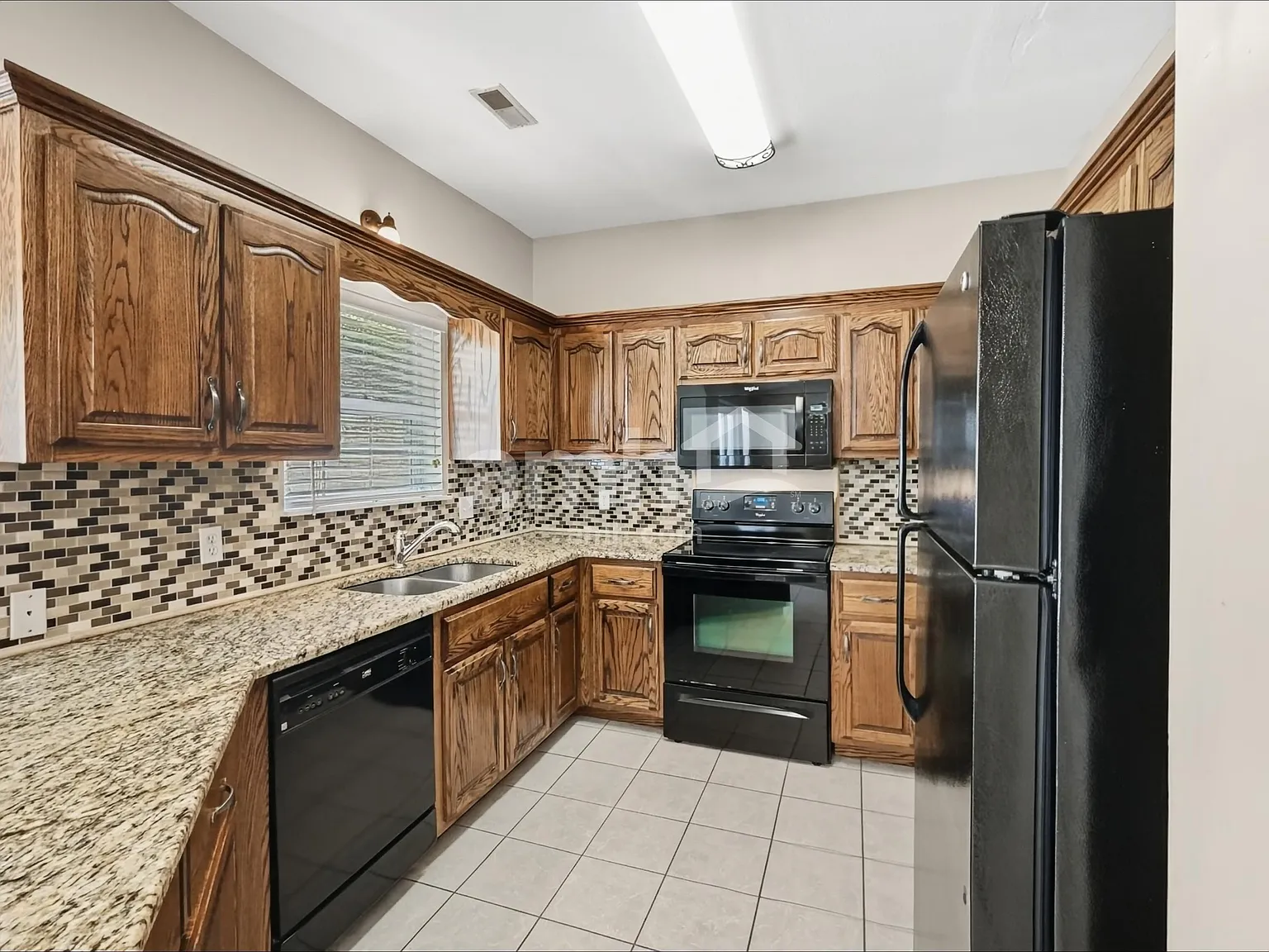 3 bed, 2.0 bath, 2051 sqft, $2,570 — Photo 4