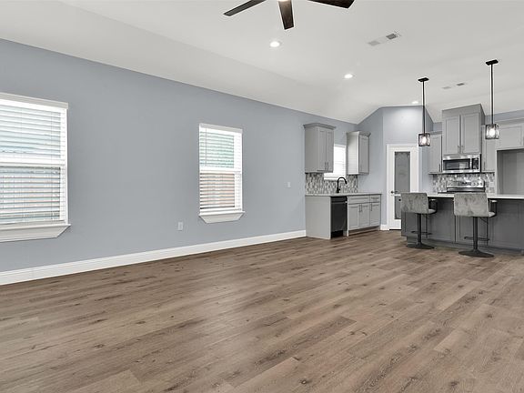 4th image of 1312 Elm St