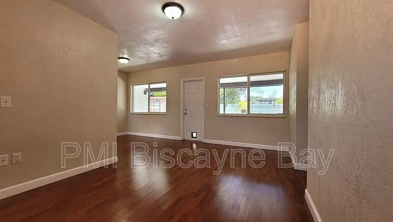 3 bed, 2.0 bath, 1257 sqft, $3,700 — Photo 4