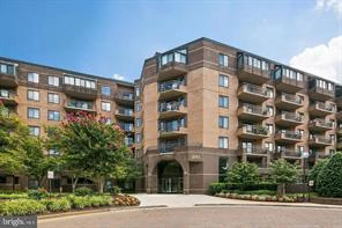 Building Photo - 2111 Wisconsin Ave NW #402