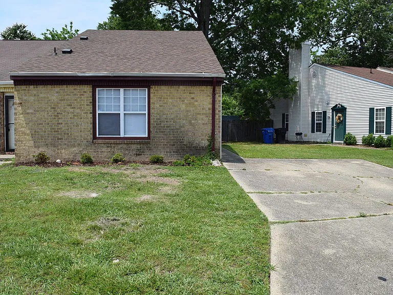 579 Peregrine St — Photo 1