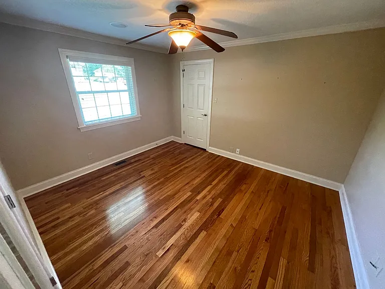 105 Norman Ln — Photo 2