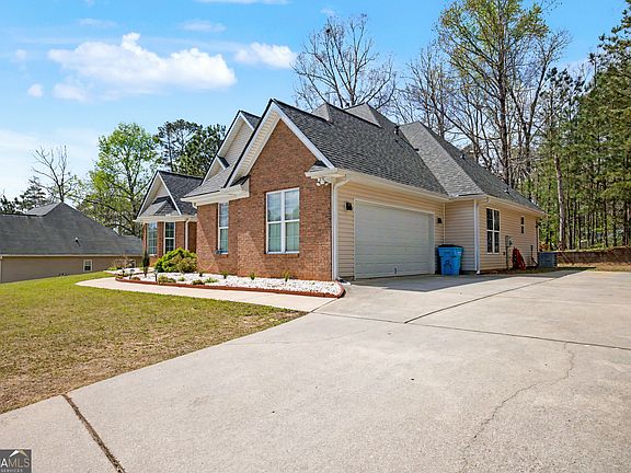 3rd image of 170 Alexander Dr