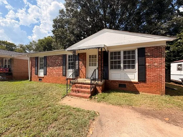 3 bed, 1.0 bath, $995 — Photo 2