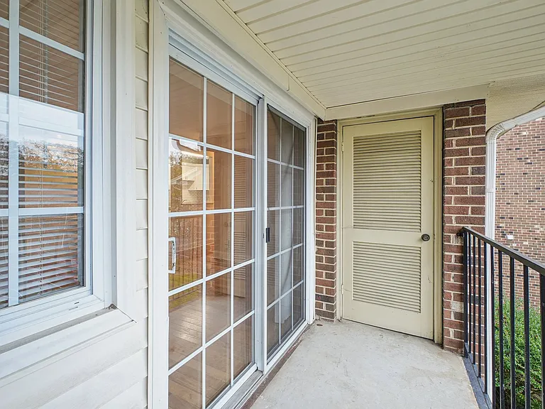 Campus Walk Apartments — Photo 28