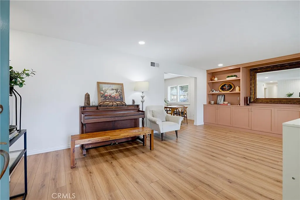 3 bed, 1966 sqft, $5,000 — Photo 3