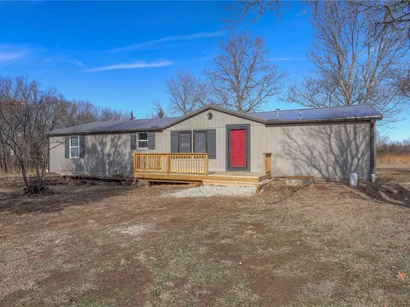 25 Newberry Dr, Linn Valley, KS 66040