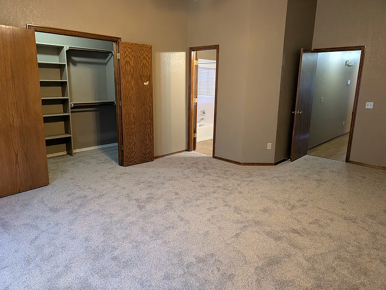 2813 Victoria Dr — Photo 4