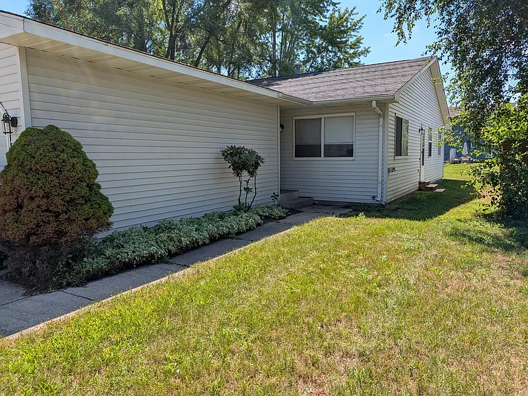 211 N Maxwell St — Photo 2