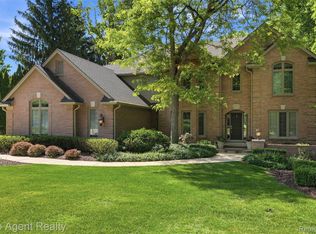 1709 Apple Ridge Ct, Rochester Hills, MI 48306