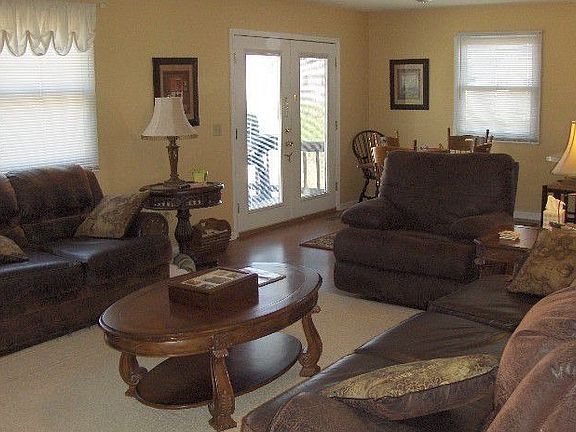 3rd image of 102 Oakwood Cir