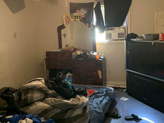 5th image of 901 Henderson St