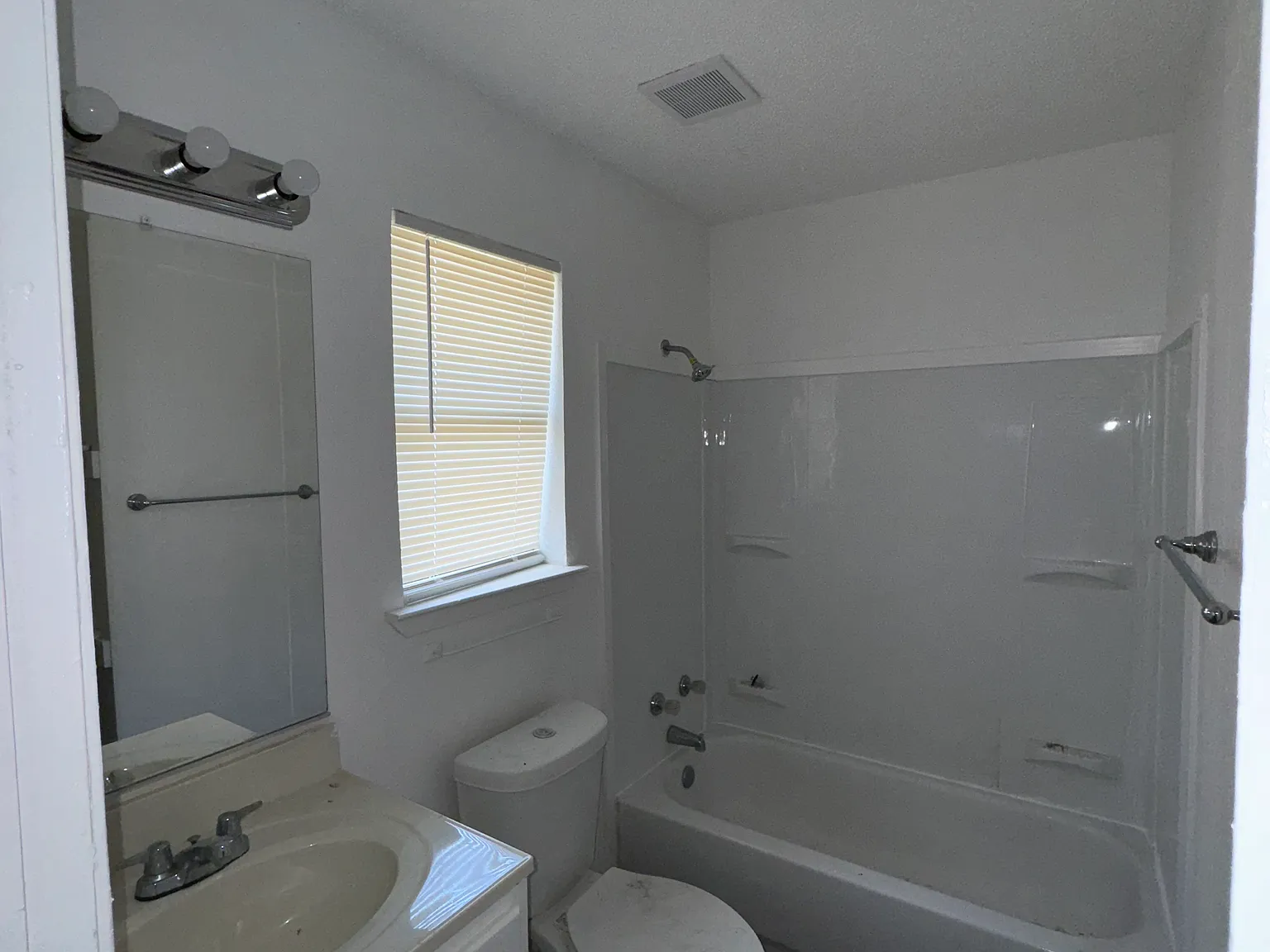 3 bed, 1100 sqft, $1,390 — Photo 4