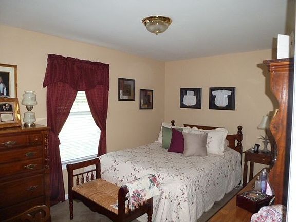2nd image of 136 Queens Ct
