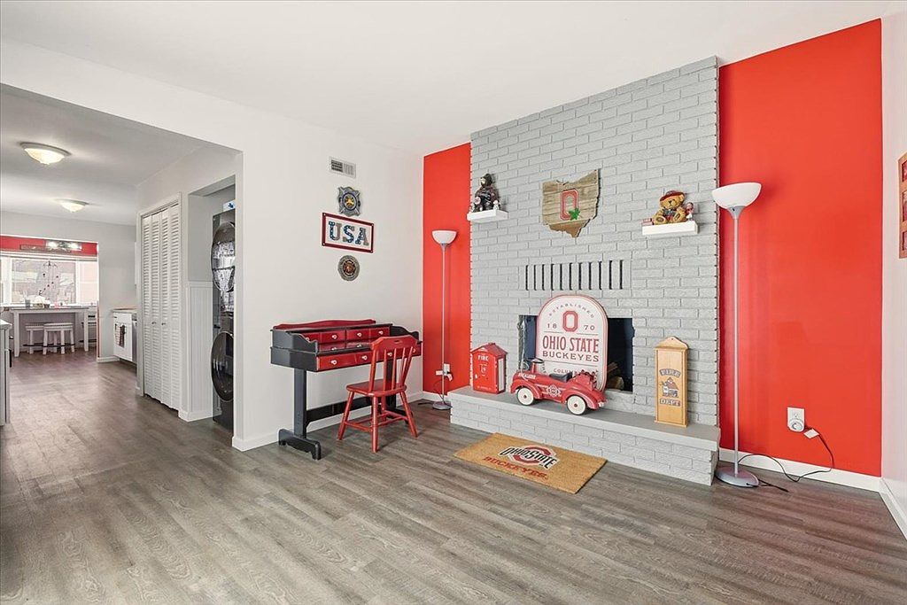 Listing photo 3 for 80 Essex Rd