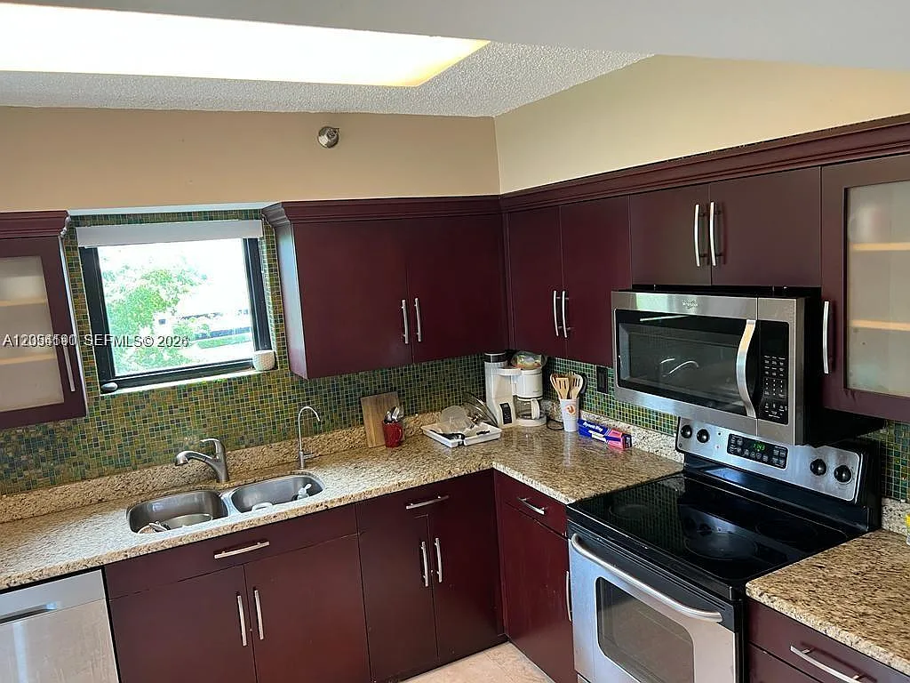 3 bed, 1302 sqft, $3,300 — Photo 3