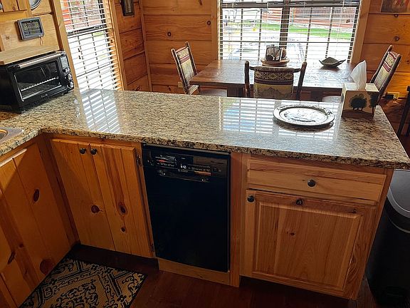 Granite counters, dishwasher