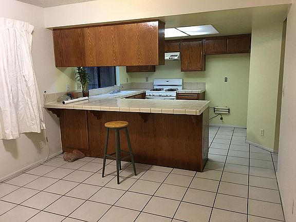 3rd image of 429 Everett Ave APT C