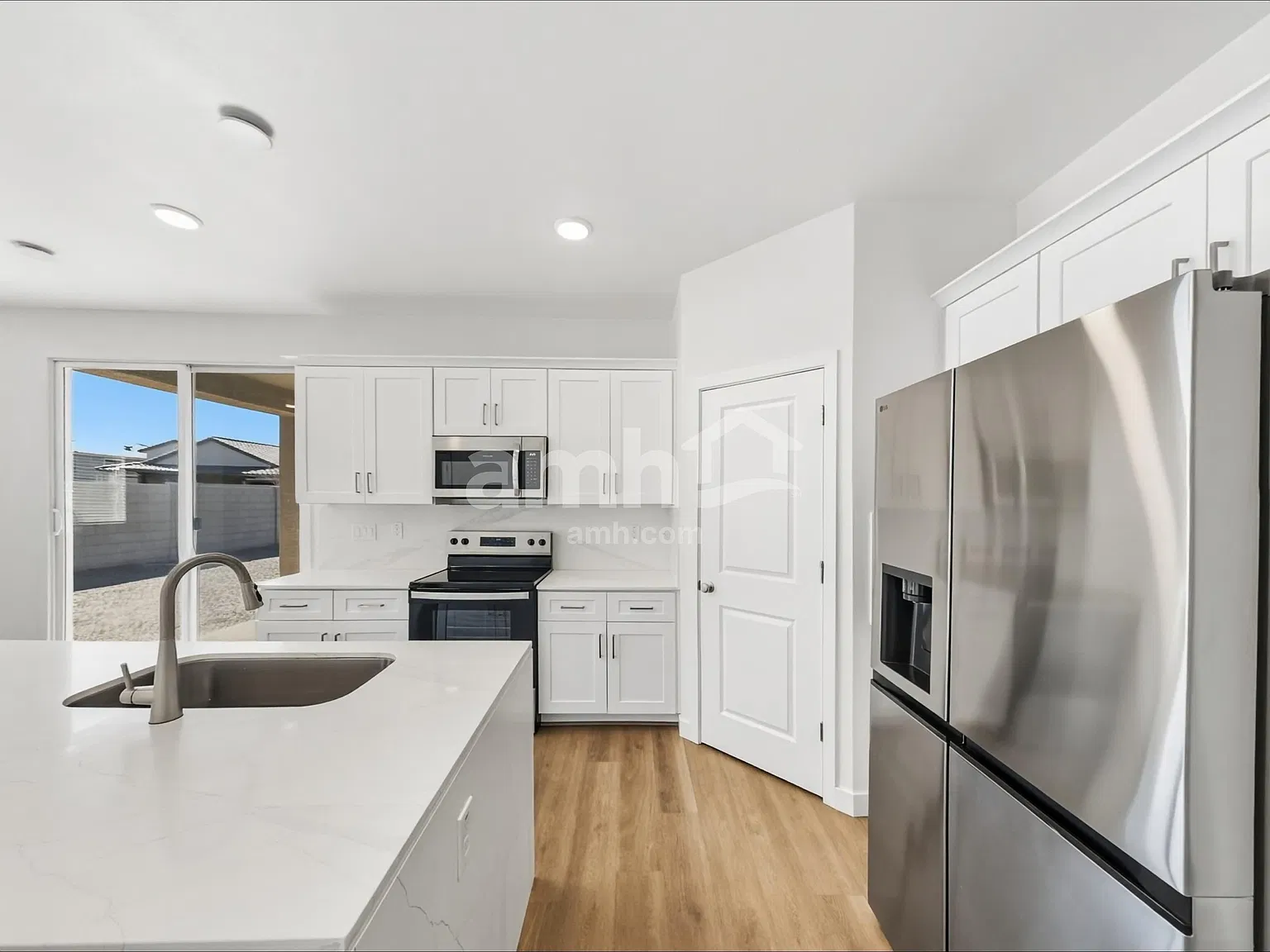 3 bed, 2.5 bath, 1718 sqft, $1,925 — Photo 3