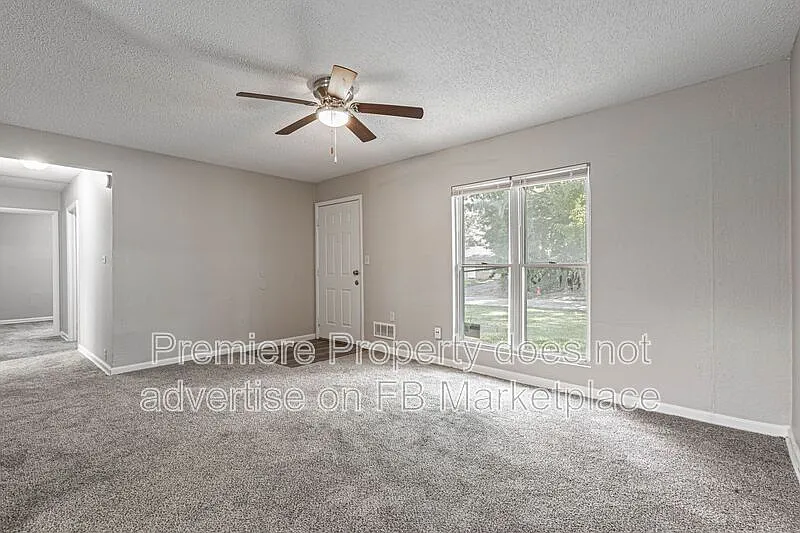 4 bed, 1.5 bath, 936 sqft, $1,300 — Photo 2