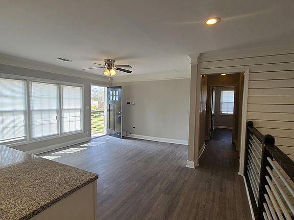 Entry / sitting area