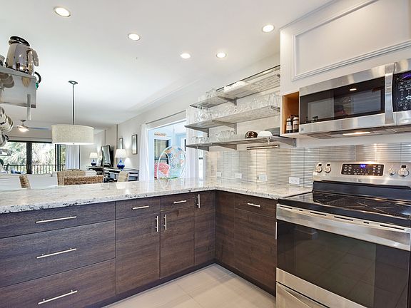 3rd image of 102 Clubhouse Cir #102