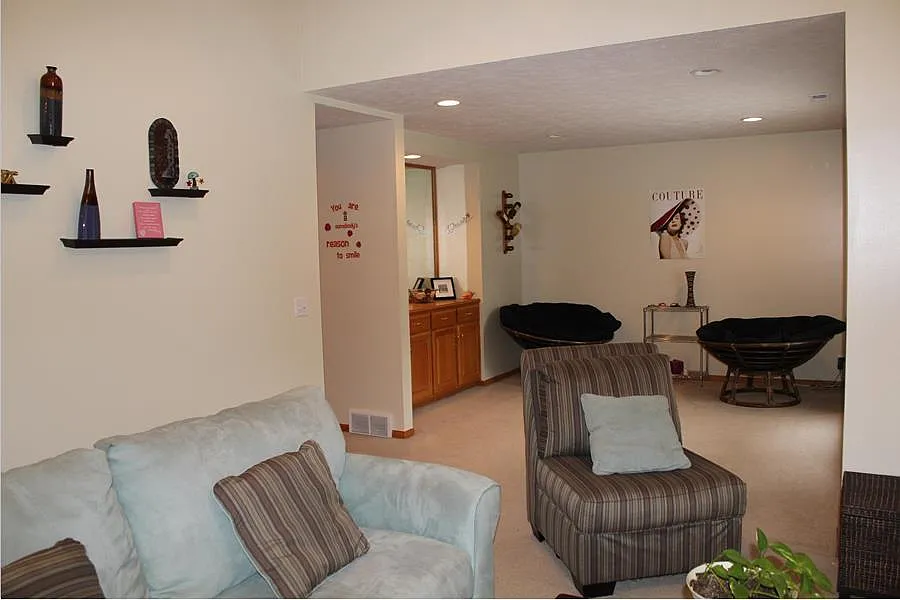 4 bed, 2.5 bath, 2400 sqft, $3,200 — Photo 2