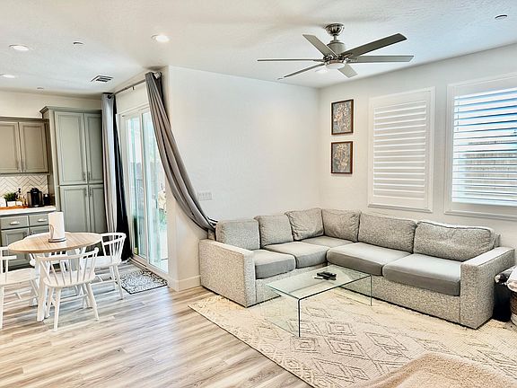4th image of 996 Ponderosa Way W