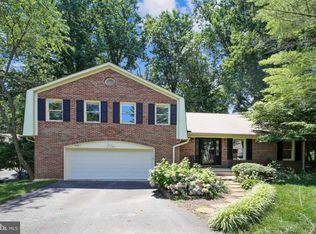 1957 Weybridge Ln, Reston, VA 20191