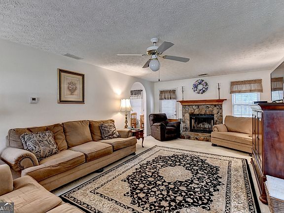 4th image of 940 Willow Springs Ct