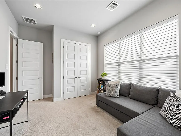 2410 Couch St — Photo 15