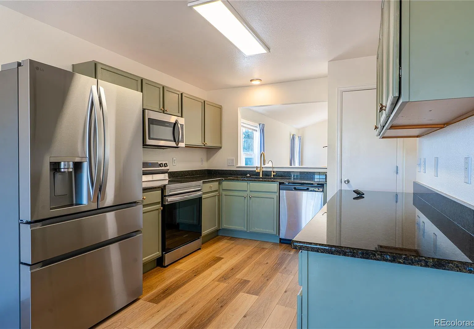 3 bed, 2.0 bath, 1447 sqft, $2,200 — Photo 2