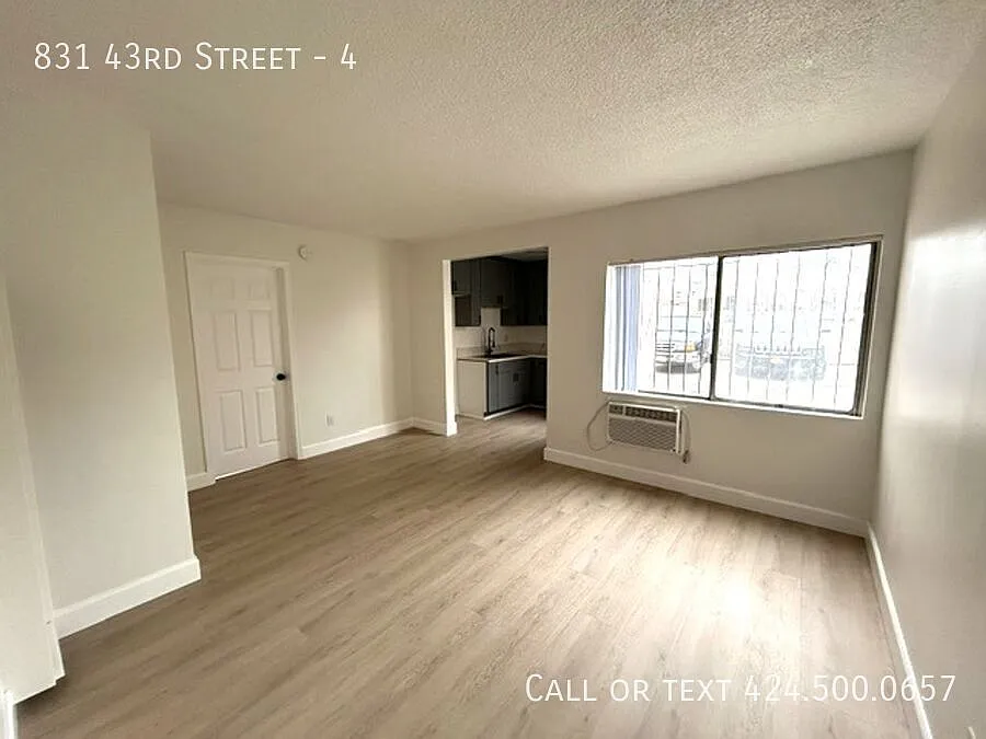 831 W 43rd St #4