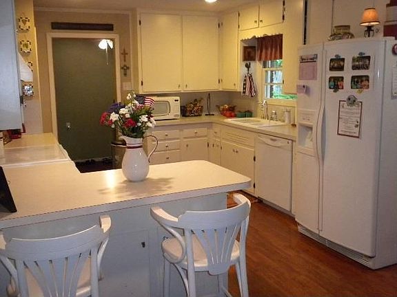3rd image of 1513 Camellia Dr